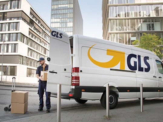 Chauffeur GLS France décharge colis camion